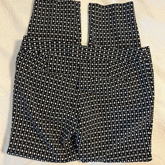 Women’s‎ Express Brand Black & White Geometric Pattern Pants | Size 6R - Picture 3 of 8